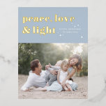 Peace Love and Light Blue Hanukkah Photo<br><div class="desc">Paz, amor e luz. | Mande suas saudações de Chanucá para a família e amigos com este cartão-postal de Chanucá personalizável. Apresenta tipografia retrógrada. Personalize este cartão postal do Hanukkah com os seus detalhes. Este cartão-postal Hanukkah, folha de ouro, está disponível em outras cores e estoque de papelão. Itens correspondentes...</div>