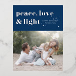 Peace Love and Light Marinho Blue Hanukkah Photo<br><div class="desc">Paz, amor e luz. | Mande suas saudações de Chanucá para a família e amigos com este cartão-postal de Chanucá personalizável. Apresenta tipografia retrógrada. Personalize este cartão postal do Hanukkah com os seus detalhes. Este cartão-postal de Hanukkah, folha prateada, está disponível em outras cores e estoque de papelão. Itens correspondentes...</div>