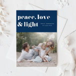 Peace Love and Light Marinho Blue Hanukkah Photo<br><div class="desc">Paz, amor e luz. | Mande suas saudações de Chanucá para a família e amigos com este cartão de Chanucá personalizável. Apresenta tipografia retrógrada. Personalize este cartão de foto Hanukkah adicionando seus detalhes. Este cartão prateado de Hanukkah está disponível em outras cores e estoque de papelão. Itens correspondentes também estão...</div>