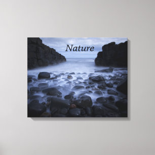 Pebolhas e Rochas ao longo da Canvas da costa oce