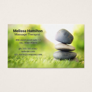 Pedras Empilhadas na Grama