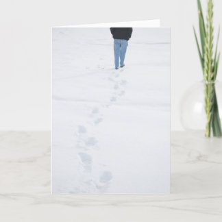 Pegadas na neve nova cartão de inverno