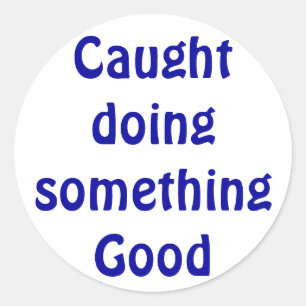 Pegado fazendo algo com adesivos