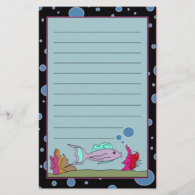 Peixes com artigos de papelaria alinhados beira da (Frente)