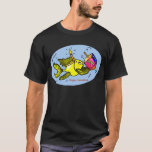 PEIXES SPARKY de HANUKKAH - camisetas engraçadas<br><div class="desc">" O peixe Sparky de Hanukka" é um desenho cómico adorável. O peixe amarelo bonito Sparky está guardarando um dreidel e está vestindo a vela-como a coroa. Seu um presente perfeito para um Hanukkah perfeito. Este presente maravilhoso é parte "da escala dos peixes Sparky de Hanuka" com selos cartões, os...</div>