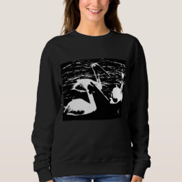 Pelicanos brancos em camiseta preta