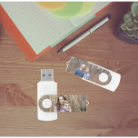 Pen Drive Crie uma incrível unidade fotográfica personalizad<br><div class="desc">Disponível em várias capacidades e velocidades! Faça com que o seu arquivo transfira uma brisa com uma unidade flash USB de rotação personalizável. Com um boné giratório para manter a porta USB protegida e acessível, um nível superior para fácil conexão com a chave e um design personalizado com suas fotos,...</div>