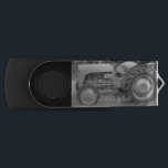 Pen Drive Vintage Cinza fergison trator triplicado<br><div class="desc">A fotografia original deste velho trator de safra foi tirada no Festival de Floresta Eps. O trator de cinzas de fergões de massey nesta carteira original foi usado em fazendas há muitos anos. A imagem do trator capta uma imagem quando a máquina de fazenda era muito menor do que as...</div>