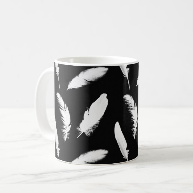 Penas brancas na caneca preta de café (Frente Esquerda)