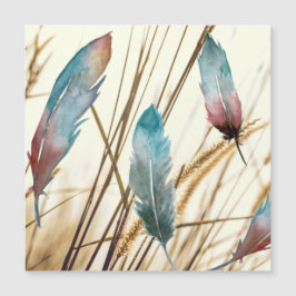 Penas com aquarelas sobre fundo de erva seca