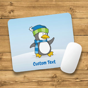 Pequeno pingüim andando no mouse pad de neve