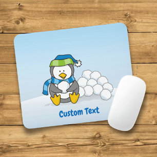 Pequeno pinguim sentado com o mouse pad de bolas d