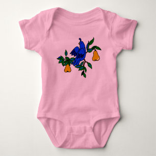 Perdiz em uma camisa da árvore de pera
