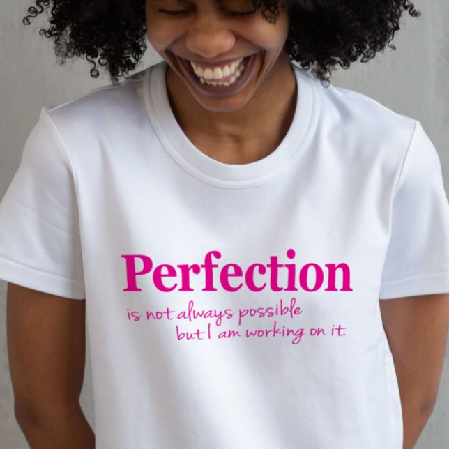 Perfeição trabalhando em uma camiseta rosa-slogan (Criador carregado)