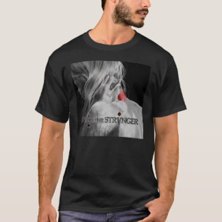 Permaneça o t-shirt preto mais estranho