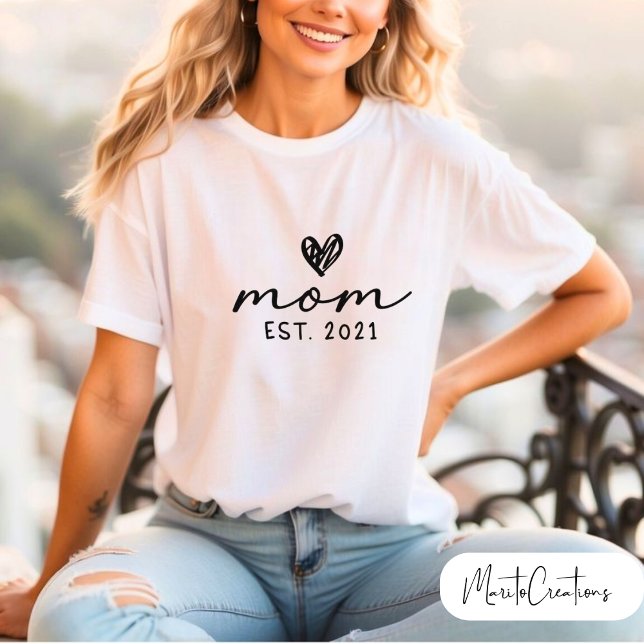 Personalised T-shirt for mum with the phrase MOM  (Criador carregado)