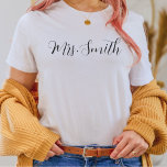 Personalizada Sra. T-Shirt Gift para uma Noiva<br><div class="desc">Personalizada Sra. T-Shirt,  Sra. Sobrenome Personalizada Shirt,  Noiva para Presente,  Presente Personalizado,  Sra. Futura,  Presente para Noiva,  Camisa de Noiva</div>