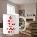 Personalizado mantenha a calma e as suas canecas<br><div class="desc">Personalizado mantenha a calma e as suas canecas de café do texto. Criar seu próprio copo de bebendo engraçado da paródia de Keepcalm. Modelo vermelho da tipografia do vintage com coroa. Personalize-a com seu texto. Mantenha calmo e beba o café. Mantenha calmo e beba o chá. Faça seu próprio design...</div>