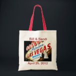 Personalizar a bolsa de casamento de Las Vegas<br><div class="desc">Personalize o Saco de Casamento de Las Vegas,  com noiva e noivo em frente ao Fabuloso Sinal de Las Vegas! Fará presentes de excelente para sua dama de honra,  madrinha de casamento!</div>