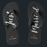 Personalizar Chinelos de Recem casados em preto<br><div class="desc">Estes chinelos pretos adoráveis apresentam "Recem casados" e seu nome personalizado em impressão branco com um coração vermelho</div>