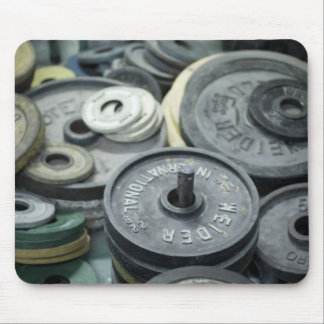 Pesos do metal dispersados em torno do mousepad