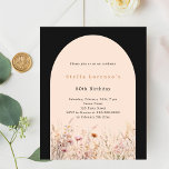 Pêssego preto rosa flor silvestre floral aniversár<br><div class="desc">Um convite elegante para flores silvestres. Fundo preto e um arco colorido de pêssego. Decorado com flores silvestres de cor d'água em bege,  rosa. 1 folha = 1 convite impresso de borda a borda.</div>