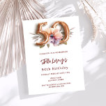 Pessegueiro floral de ouro branco 50.o convite de<br><div class="desc">Um convite moderno, na moda e glamouroso para um 50º aniversário. Fundo branco, decorado com um pêssego e uma flor púrpura de cor d'água. O nome é escrito com um moderno estilo escrito à mão. Personalize e adicione os detalhes da sua festa. O número 50 é escrito com uma fonte...</div>