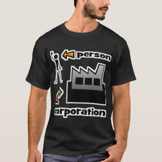 Pessoa contra camisetas do corporaçõ