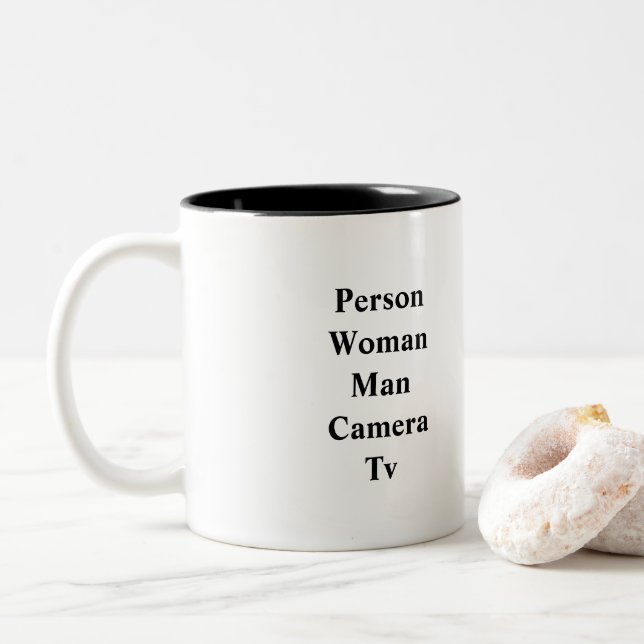 Pessoa mulher homem câmera tv Trump cita caneca en (Com Donut)
