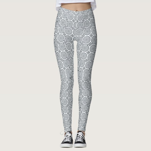 Pessoa vestindo leggings pretas e brancas com padr (Frente)