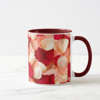 pétalas cor-de-rosa da caneca