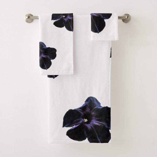 Petunias pretas no conjunto de toalhas brancas (Insitu)
