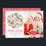 PHOTO Winter Wreath Holiday Flat Christmas Card<br><div class="desc">Sua foto de família está à direita. Uma poinsettia branca moderna,  uma coroa de groselhas sagradas e vermelhas está à esquerda. Cartões de natal abaixo. Seu nome e o ano seguinte.</div>