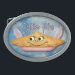 Pie na Cutie da Ponta Retroativa do Céu<br><div class="desc">Esta fivela de cinto bonita mostra uma torta no céu sobre um fundo azul nublado no céu com um efeito grunge adicionado para que pareça antiga, ao lado das palavras "Pie Cutie" em um estilo retrô. A torta tem um rosto sorridente e asas de rosa claro. É feito de elementos...</div>