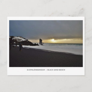 Pilares Black Sand Beach no mar, cartão postal da