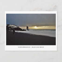 Pilares Black Sand Beach no mar, cartão postal da 