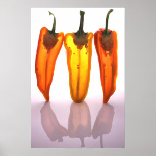 Pimentas ao meio com luz através deles poster