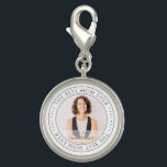 Pingente A melhor mãe já moderna foto clássica<br><div class="desc">Este design simples e clássico é composto por tipografia serif e adiciona uma foto personalizada. "A Melhor Mãe de Todos" circula a foto da sua mãe,  mãe,  mãe etc.</div>