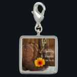 Pingente Casamento Ocidental de Cowboy Boots, Daisy e Horse<br><div class="desc">O encantador Cowboy Boots, Daisy and Horse Bit Country Western Wedding Charm faz um presente de guardião único para uma festa de noivado, chá de panela ou casamento. Apresenta uma fotografia floral acinzentada de um par de botas de cowboy de couro castanho, flor de flor de laranja amarela, colar de...</div>
