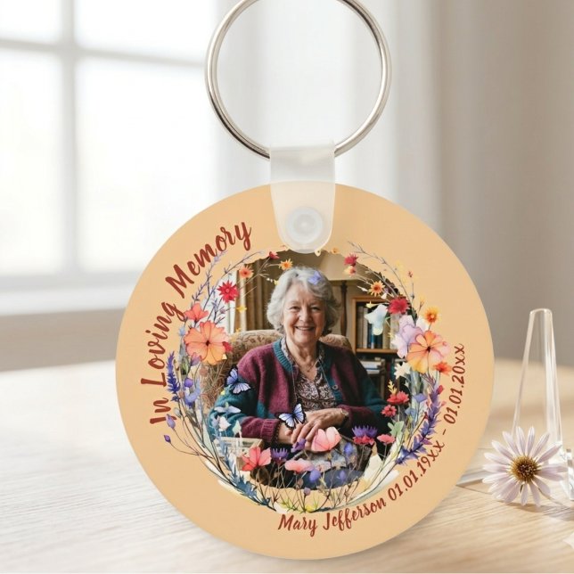 Pingente com chaveiro de foto memorial botânico de (Vibrant wildflower photo keychain for a grieving family at a spring celebration of life.)