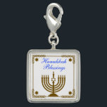 Pingente Menorah Dourado<br><div class="desc">A esterlina quadrada prata-chapeou o encanto com uma imagem de um menorah do ouro em um quadro do ouro com estrelas de David do ouro, e um sentimento customizável do feriado. Veja a coleção inteira do encanto de Hanukkah na seção dos FERIADOS.</div>