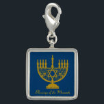 Pingente Ouro Menorah<br><div class="desc">Charme prateado quadrado com uma imagem de uma menorah ouro e texto opcional em azul real. Veja o botão quadrado correspondente,  chaveiro de metal grande e alto quadrado,  colar quadrado e relógio de pulso. Veja toda a coleção Chiclete Chanucá na categoria ACESSÓRIOS na seção HOLIDAYS.</div>