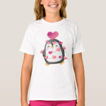 Pinguim bonito embrulhado em t-shirt de amor