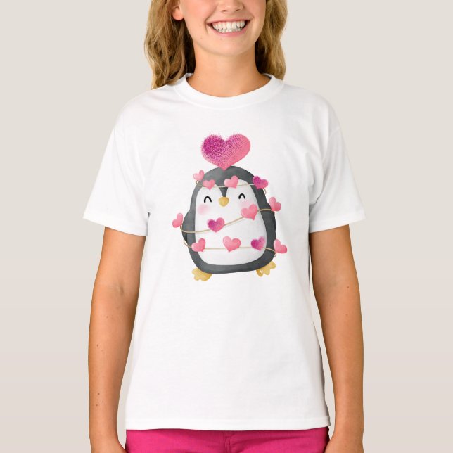 Pinguim bonito embrulhado em t-shirt de amor (Frente)