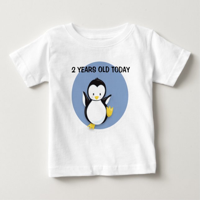 Pinguim bonito na camisa de aniversário personaliz (Frente)