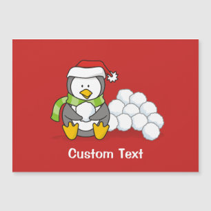 Pinguim do Natal que senta-se com bolas da neve