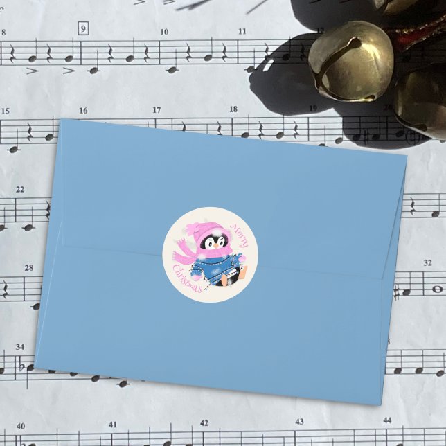 Pinguim emaranhado no adesivo de Natal das Luzes (Cute penguin entangles in Christmas light round Holiday sticker . )