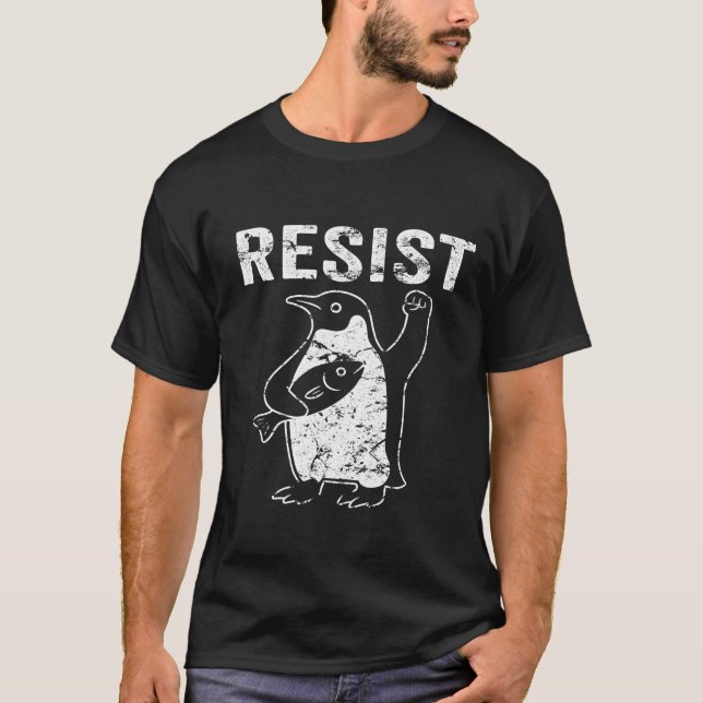 Pinguim Engraçado Resiste Camisa Vintage Protesto  (Frente)