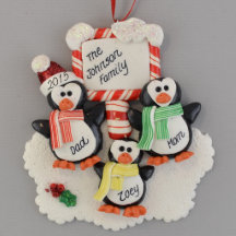 Pinguins (3) com um ornamento da massa da argila