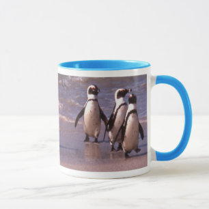 Pinguins na caneca da praia